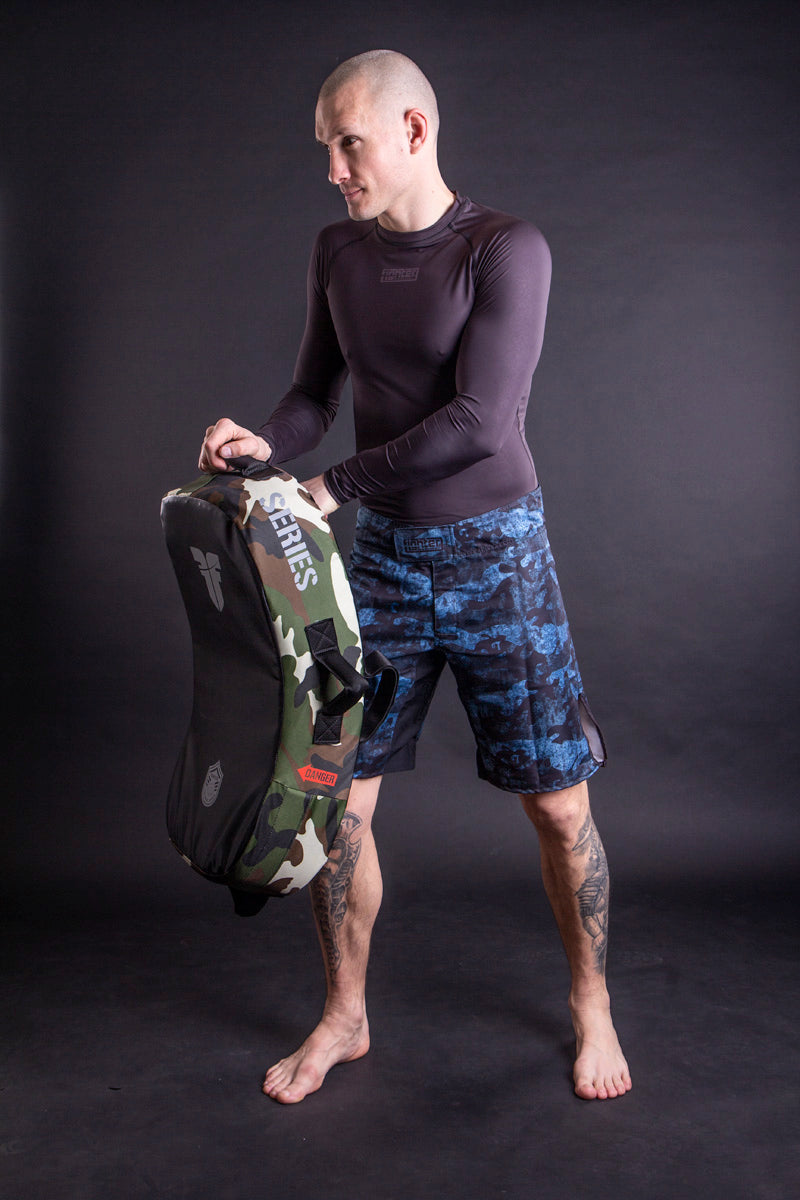 Bouclier de frappe de combat - MULTI GRIP - Série tactique - noir/camouflage, FKSH-14