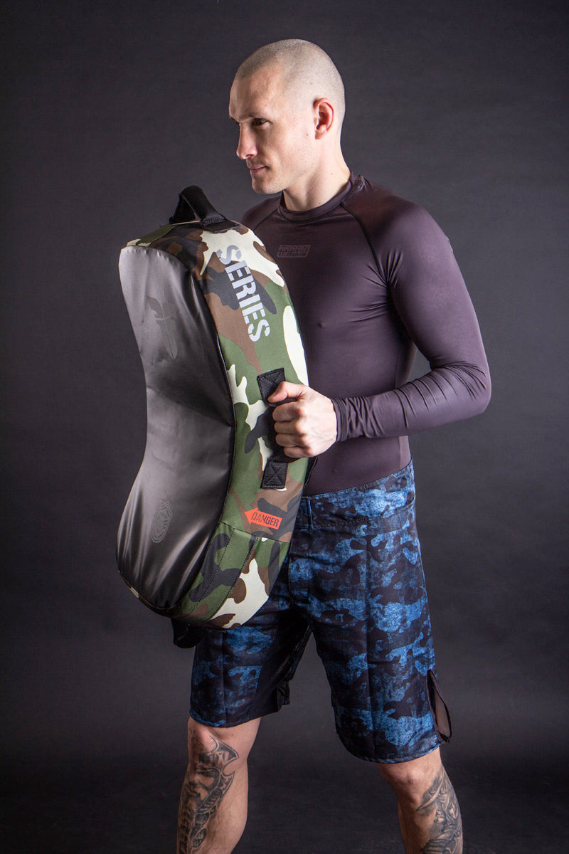 Bouclier de frappe de combat - MULTI GRIP - Série tactique - noir/camouflage, FKSH-14